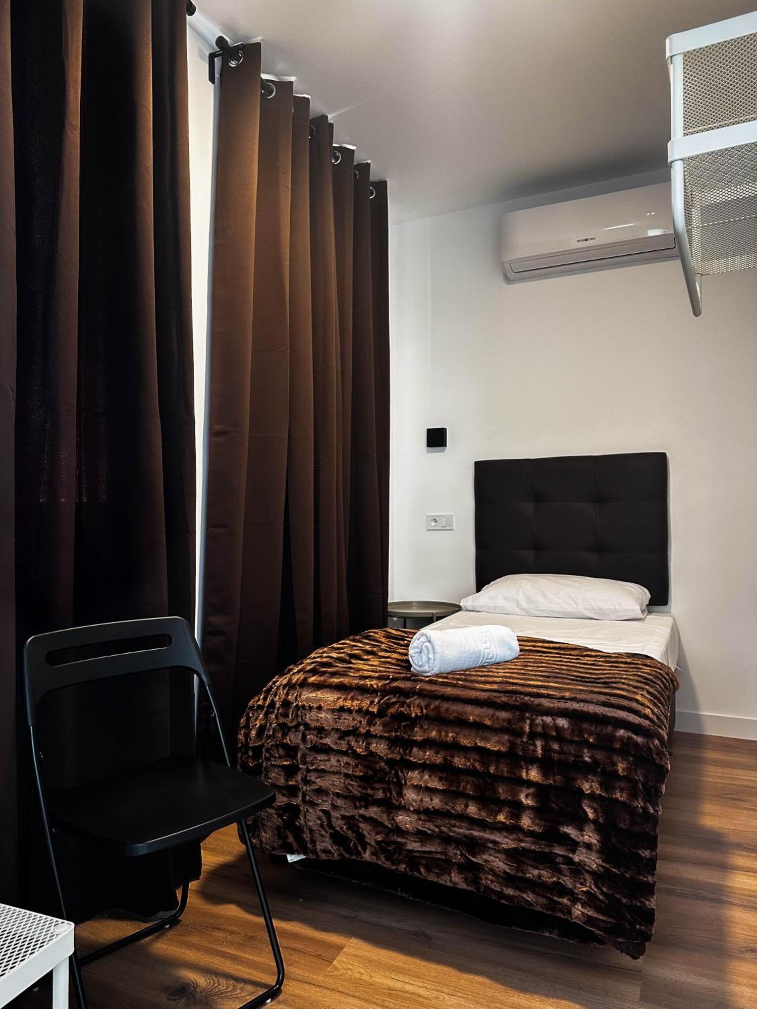 Hostal Arenal Мадрид Экстерьер фото